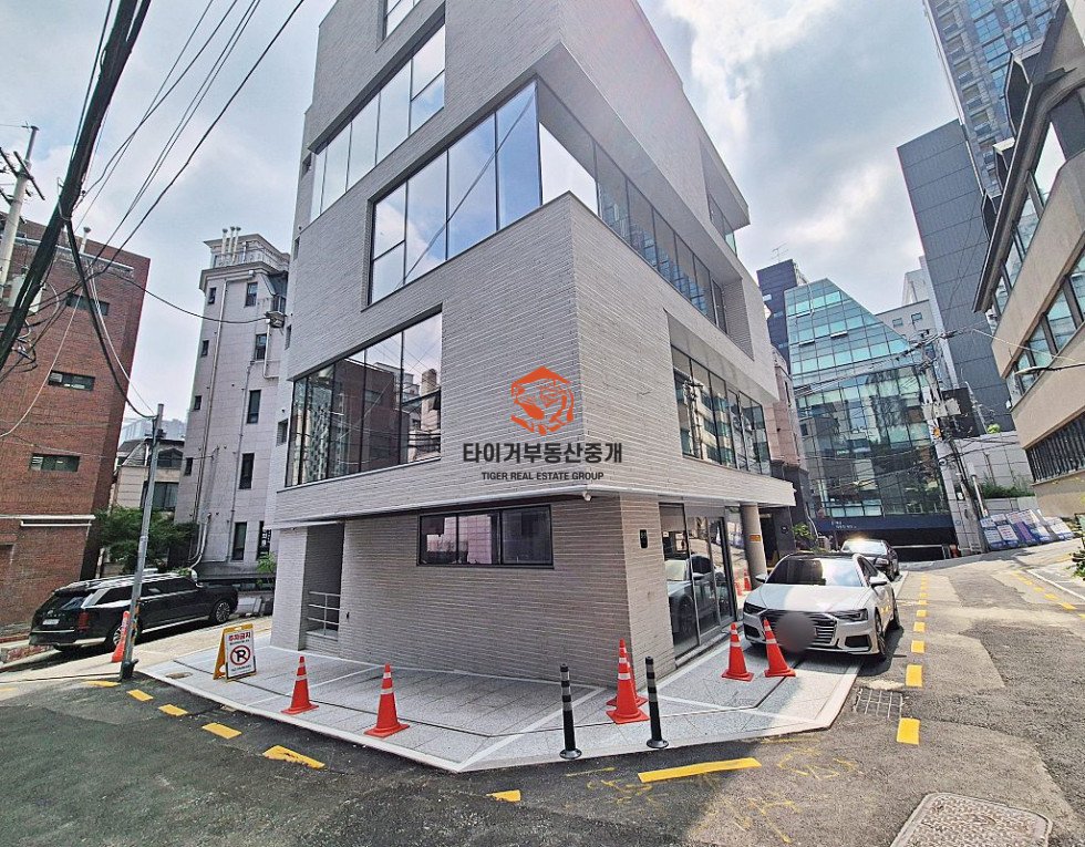 교대역 사무실 임대, 법원 인근 신축 세련된 외관 사무실 임대