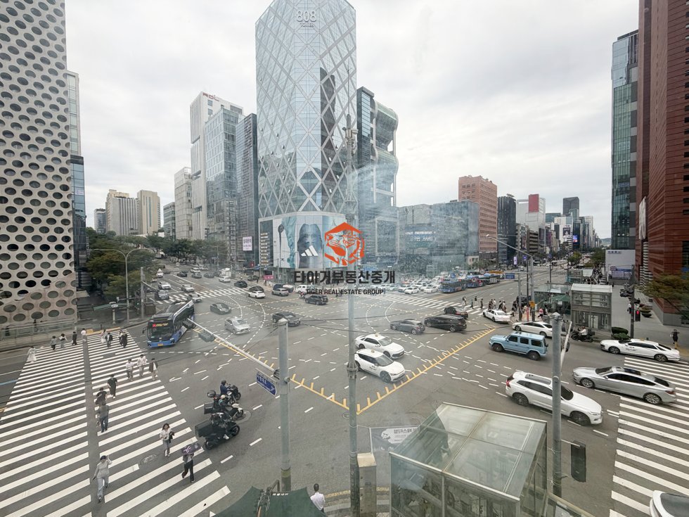 신논현역 사거리 병의원 임대 설명이 필요없는 최상의 입지