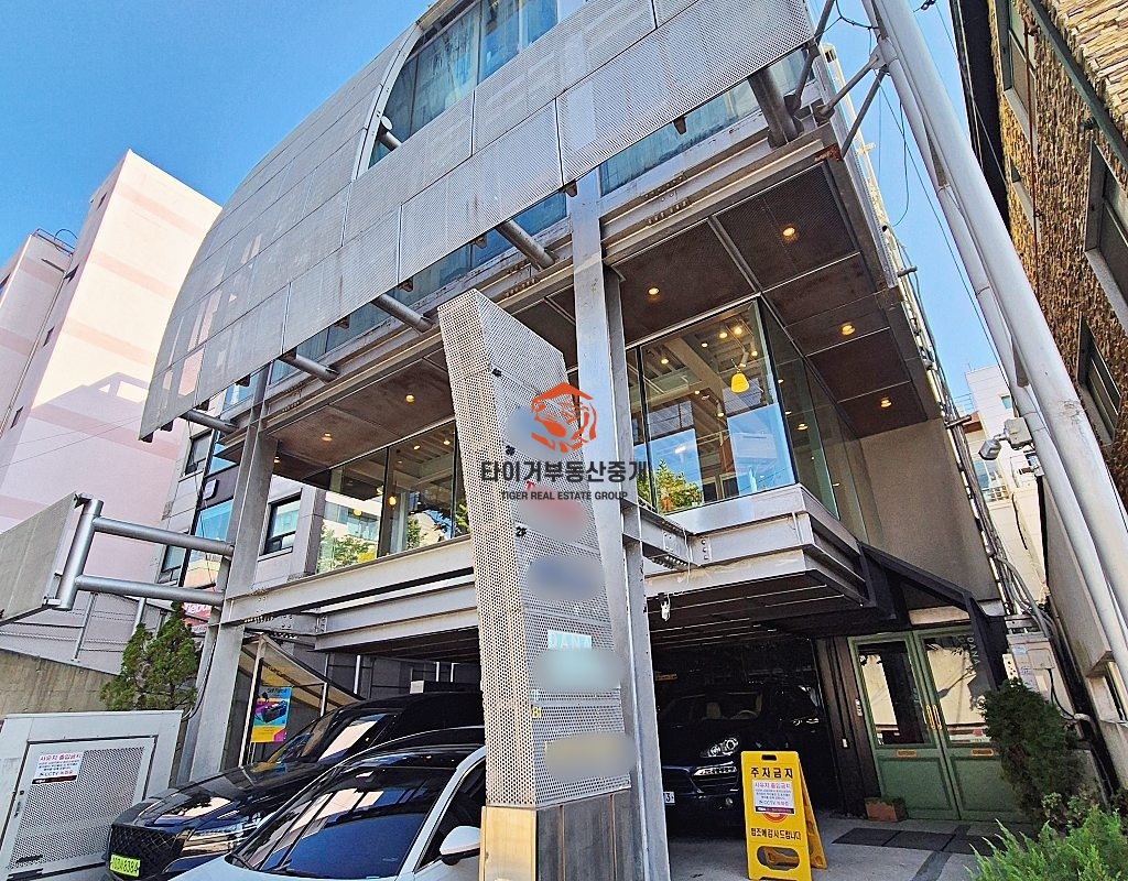 신사동 사무실 임대, 디자인틱한 외관 가시성 우수한 공간