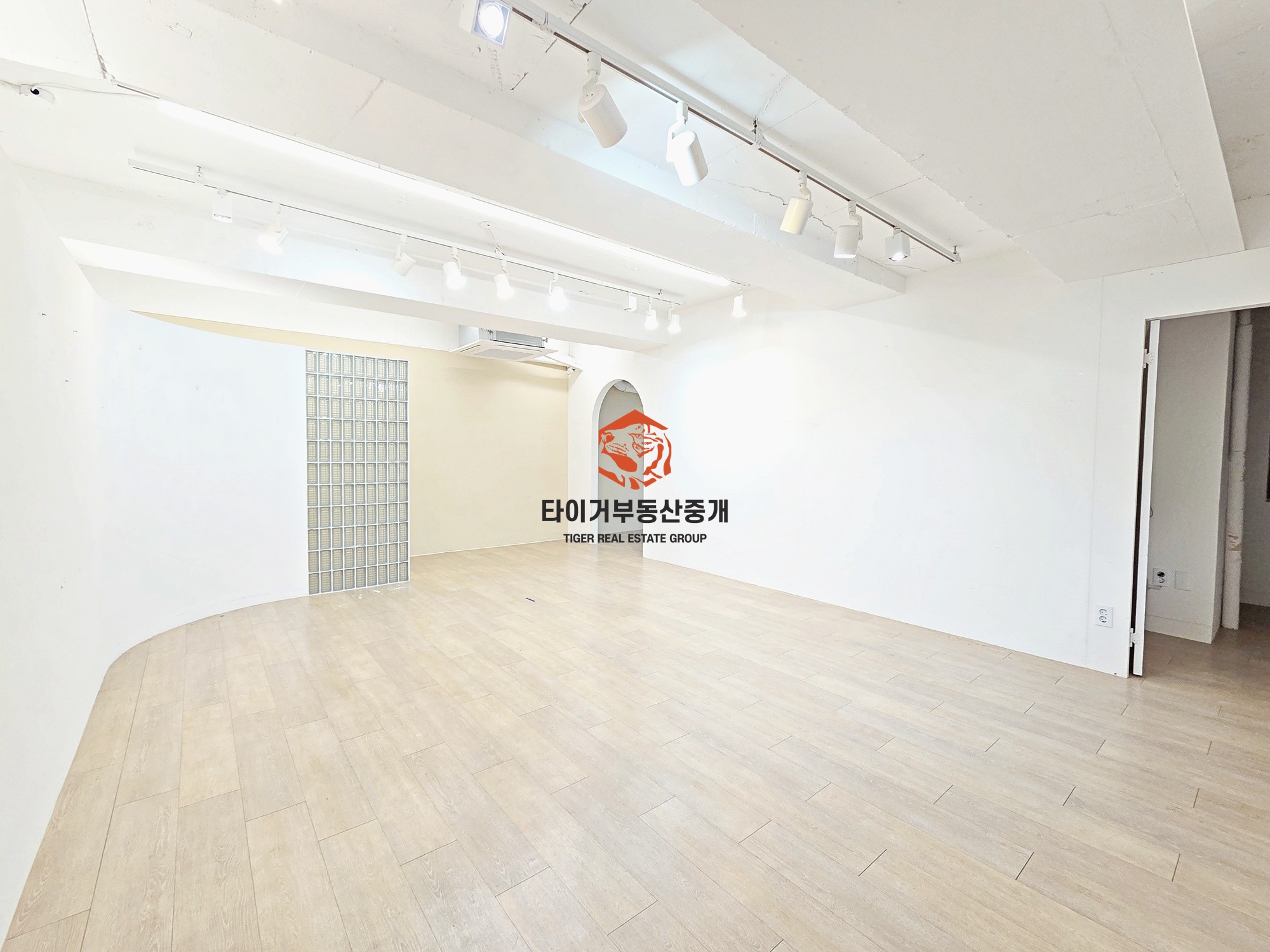 압구정로데오역 역세권, 신사동 화이트 인테리어 사무실, 탕비실 사진 5