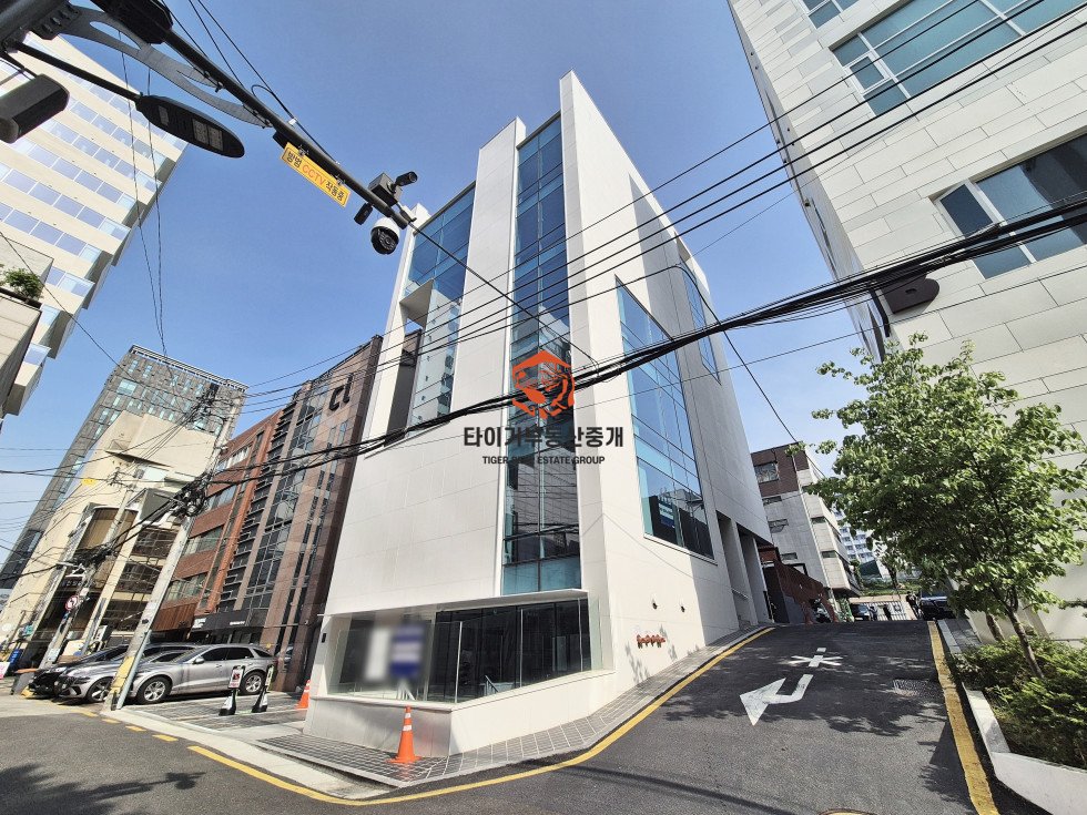 학동역 도산공원사거리 통임대, 화이트톤과 채광이 어울리는