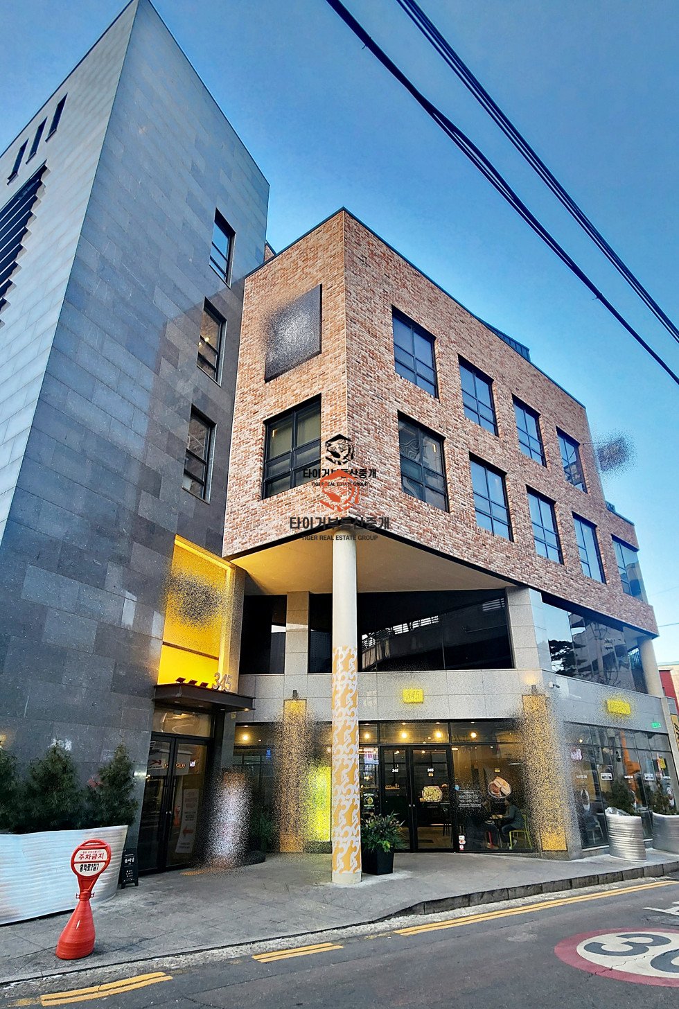 사무실 홍대입구역 메인상권 수려한 건축물 / 단기임대