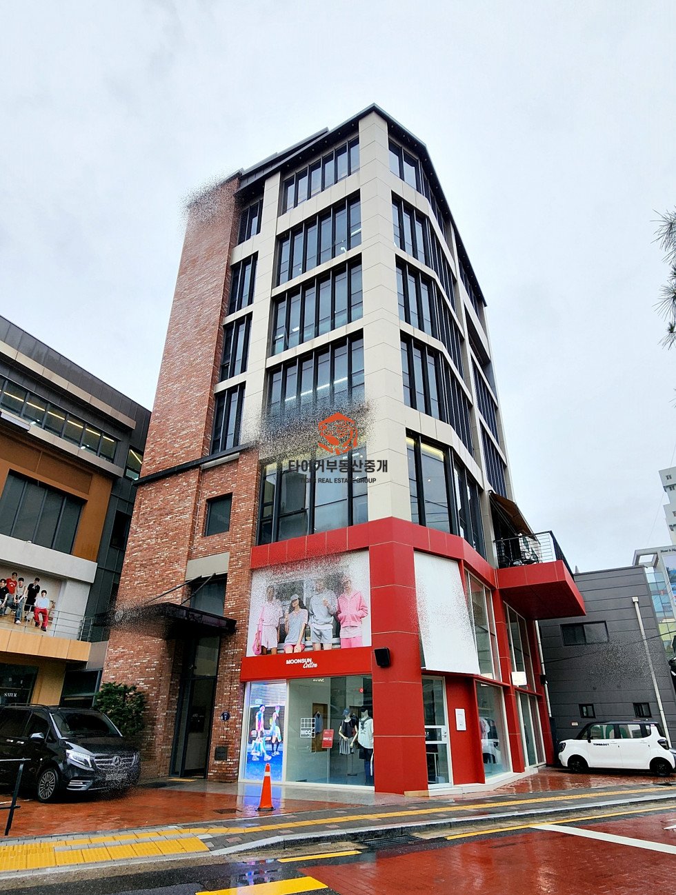 뚝섬역 성수동 연무장길 초입 유동인구 많은 신축급 상가